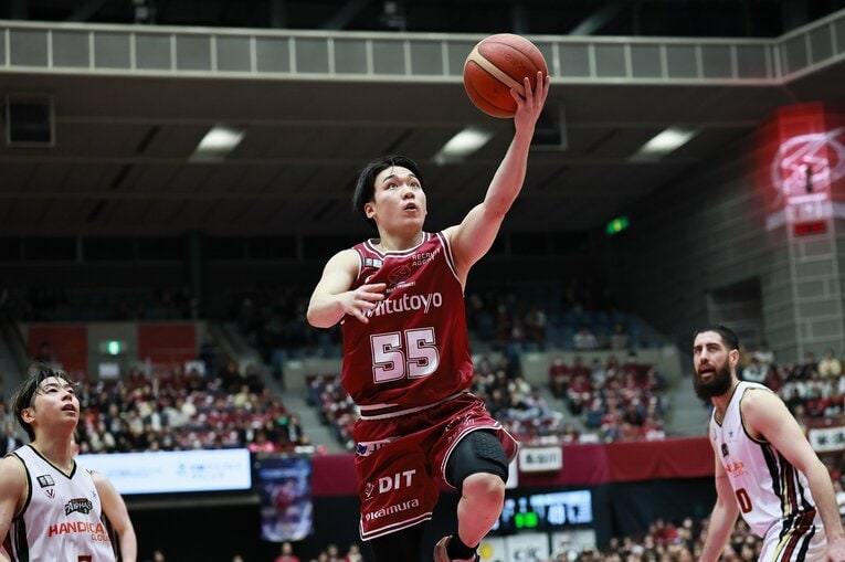 初挑戦のBリーグで存在感を見せる岡田のプレー　©B.LEAGUE