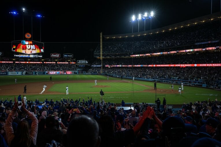 大谷第1号ホームランに沸くドジャースタジアム　©Nanae Suzuki