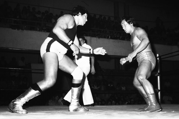 レイ・メンドーサと対峙するグラン浜田。1978年8月、アレナ・ソチミルコ　©Essei Hara