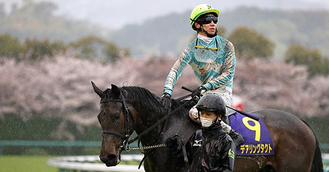 デアリングタクト 桜花賞 オークス 秋華賞 マフラータオル デアリングタクトの桜花賞完勝劇。この衝撃はまさにアーモンド