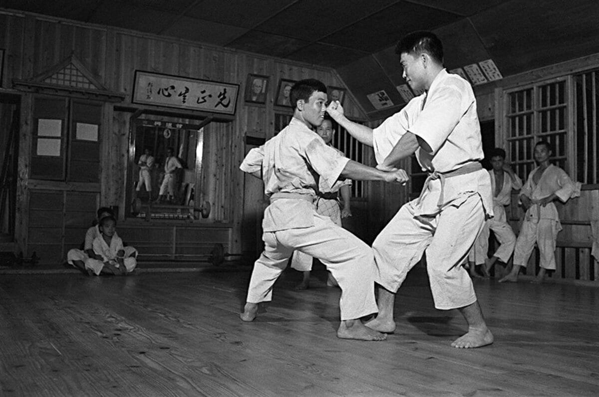 寸止めはやめなさい 顔面打ちアリ 絞め技も 60年前の早すぎた 幻の総合格闘技 日本拳法空手道とは 空手 Number Web ナンバー
