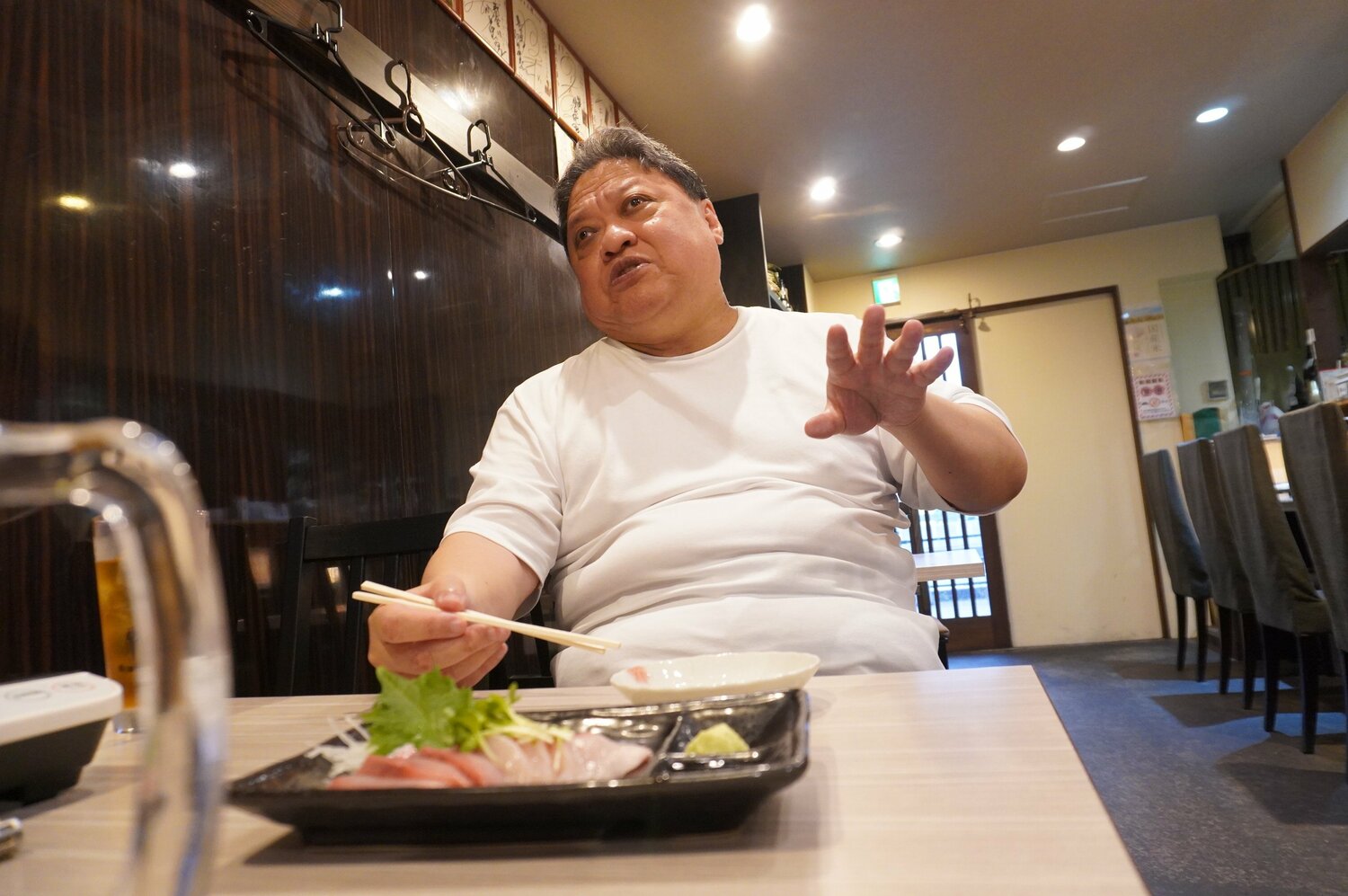 行きつけの居酒屋で当時を振り返る金平桂一郎