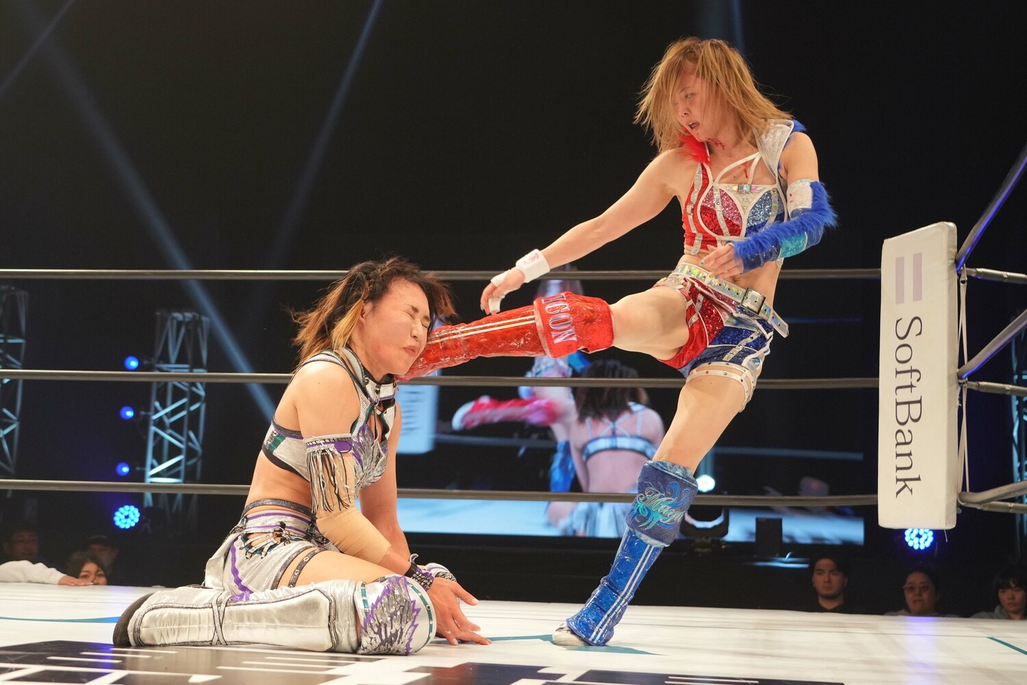 朱里の顔面に強烈なキックを見舞う岩谷麻優 ©Essei Hara