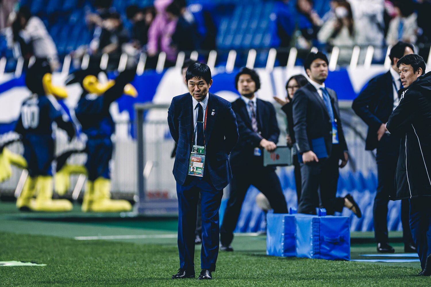 3月25日のサウジアラビア戦。試合後のピッチで4方向におじぎをする森保監督【1枚目／全2枚】　©Kiichi Matsumoto