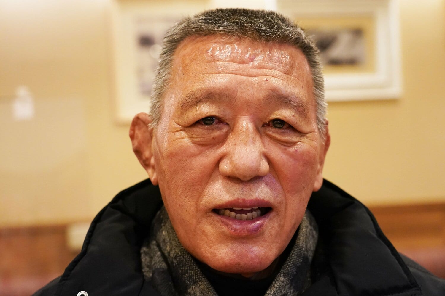 力道山との思い出を語る小鹿（クリックすると「この記事の写真」に飛びます。流血等の過激な写真を含みますのでご注意ください）