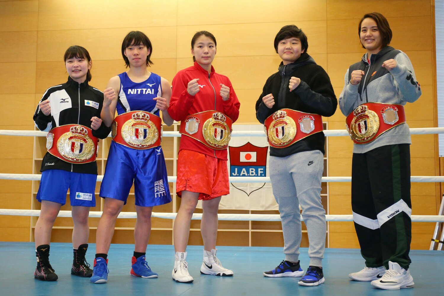 2019年の日本代表決定戦にて。一番右が津端。メダリストの入江聖奈(右から4人目)、並木月海(5人目)の姿も ©YUTAKA/AFLO SPORT
