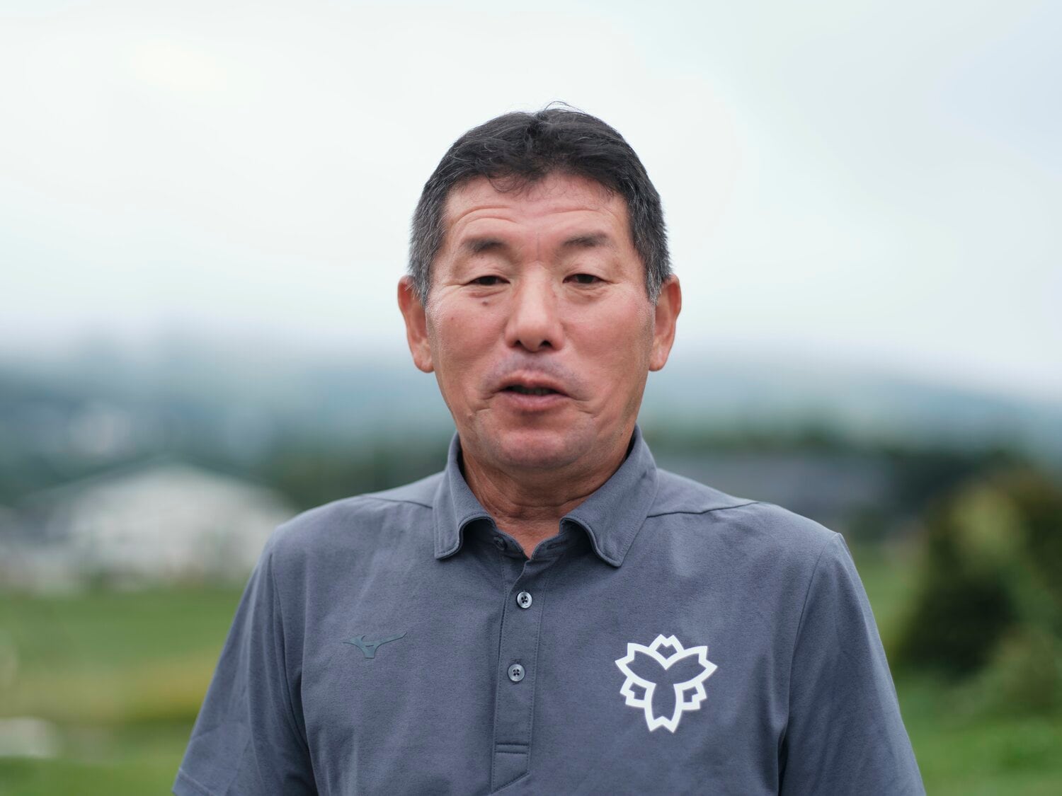 バスケ部の3年生部員を連れてきた玉城監督　©Yuki Suenaga