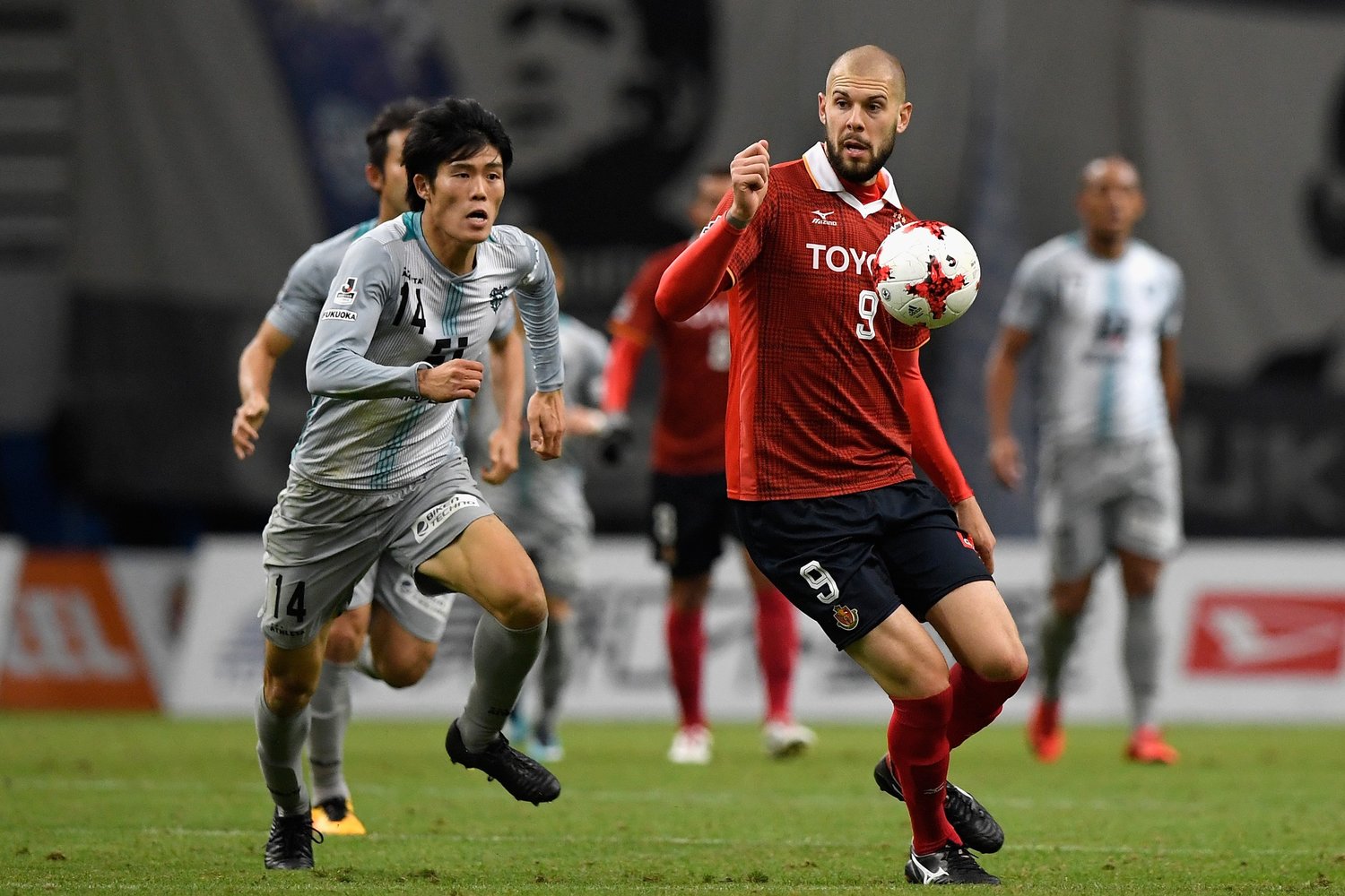 井原が印象的だと語った̪シモヴィッチとのマッチアップ（2017年シーズン、J1昇格プレーオフで）　©J.LEAGUE