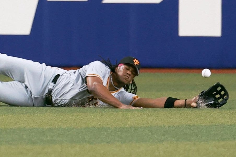 4月24日の中日戦。レフトフライに飛びつくも、捕球できないウォーカー。「外野守備を教わったことがない」の言葉にも納得だ　©KYODO