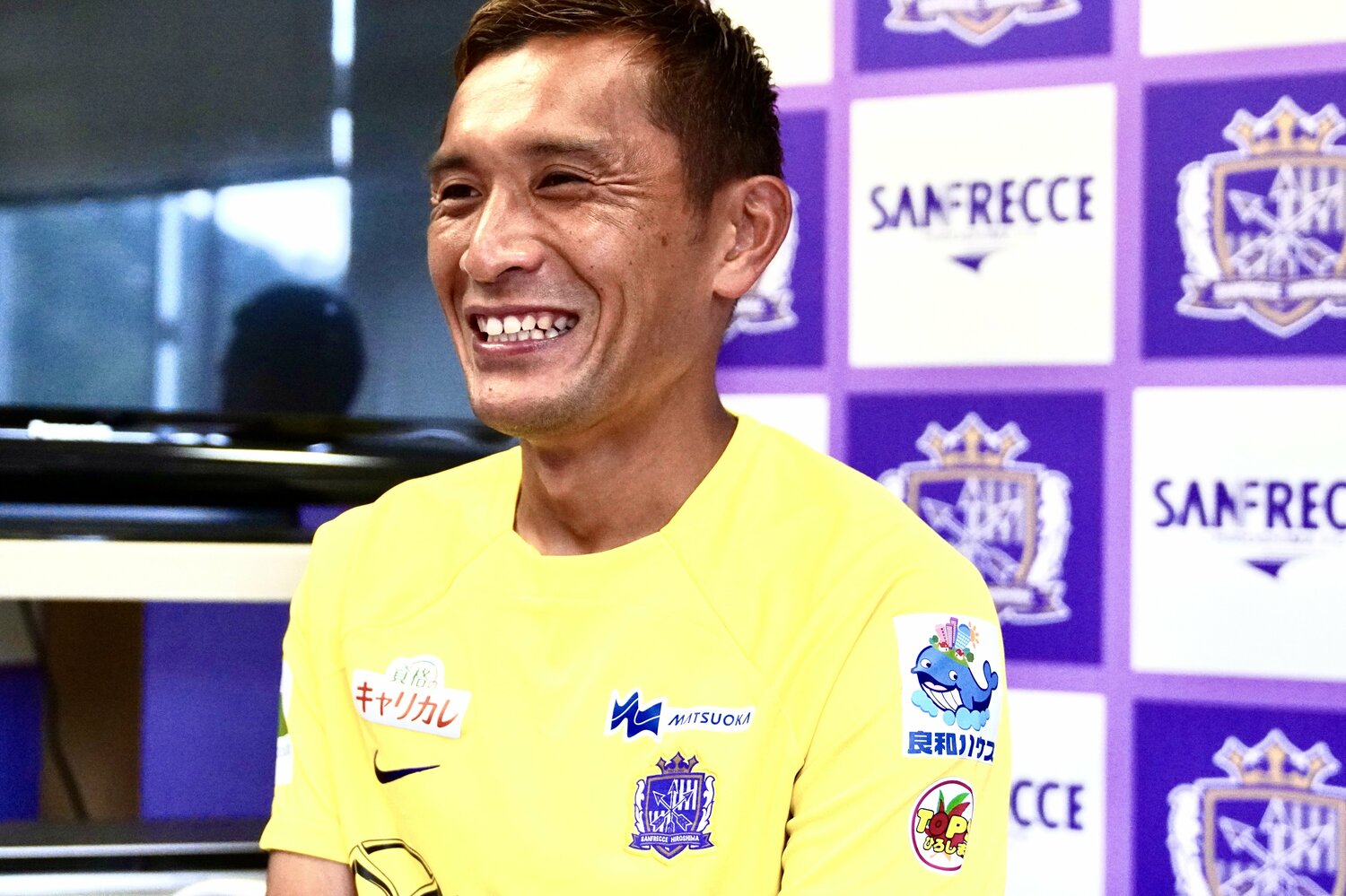 笑顔でインタビューに応じる青山敏弘　©︎Atsushi Iio