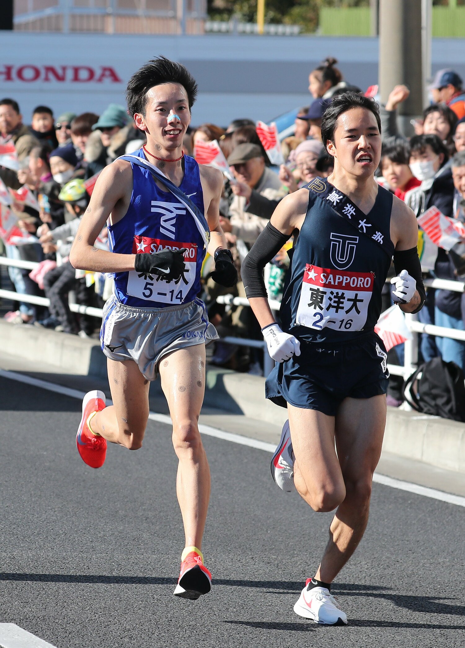 第95回大会、宮下の同期・鈴木宗孝が8区で抜き去られて東洋大は首位陥落　©JIJI PRESS
