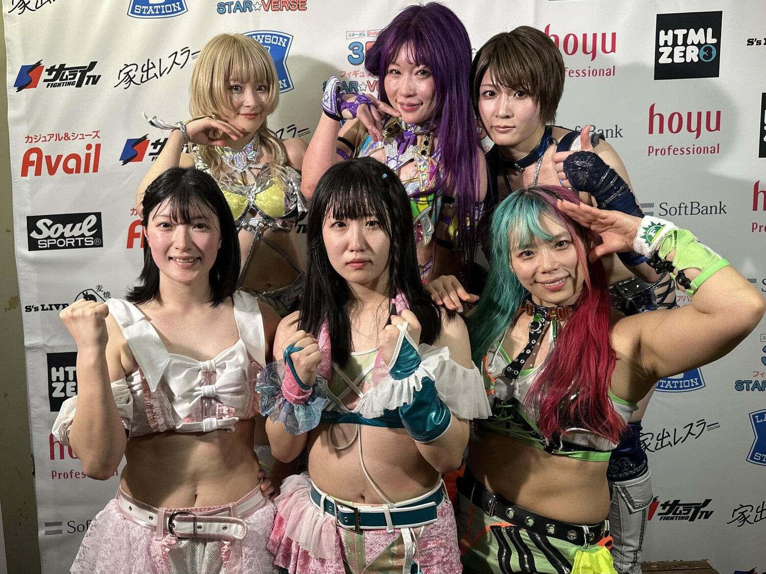 さくらあや（下段左端）とともにユニット「コズミック・エンジェルズ」加入を果たした　©Norihiro Hashimoto