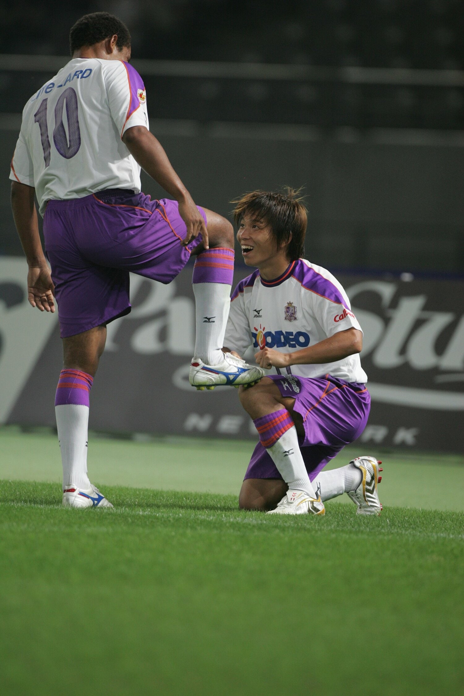 広島時代のウェズレイと佐藤　©Spots Graphic Number