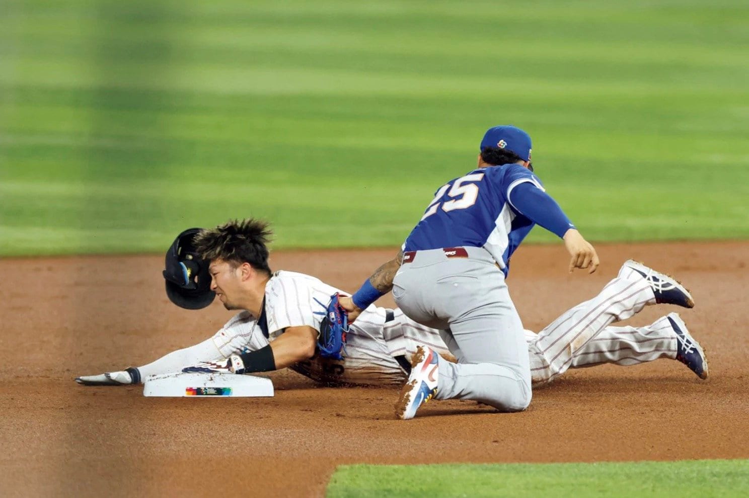 準々決勝ベネズエラ戦の初回、四球で出塁後盗塁死となった際に右膝を負傷し、交代。後日、後十字靭帯の軽度損傷と診断された　©Yukihito Taguchi
