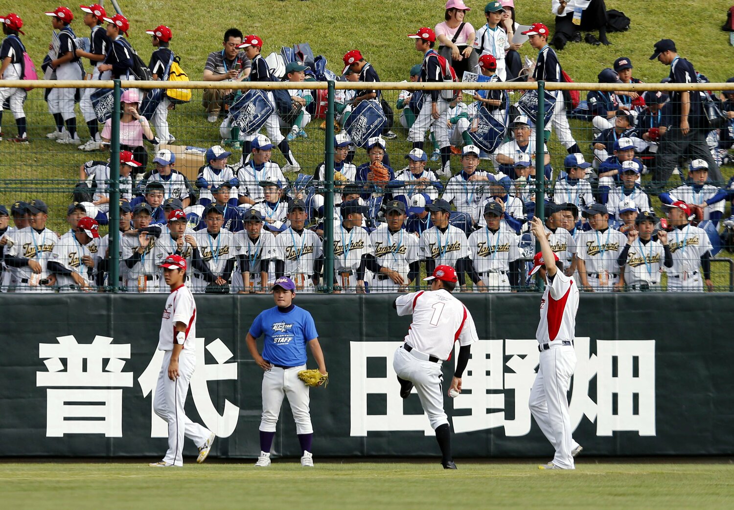 招待された外野席で、選手たちの様子を見つめる岩手の少年野球チームの子どもたち。この中に当時小学5年生の佐々木もいた ©KYODO