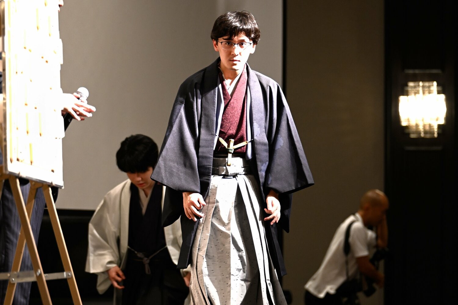 新叡王として先に壇上にあがる伊藤匠　©Keiji Ishikawa