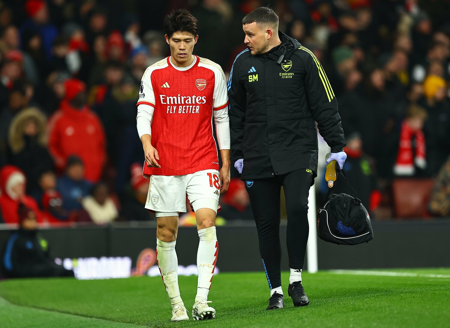 自ら歩いてピッチを後にした。観客からは冨安に大きな声援がかけられた　©AFLO