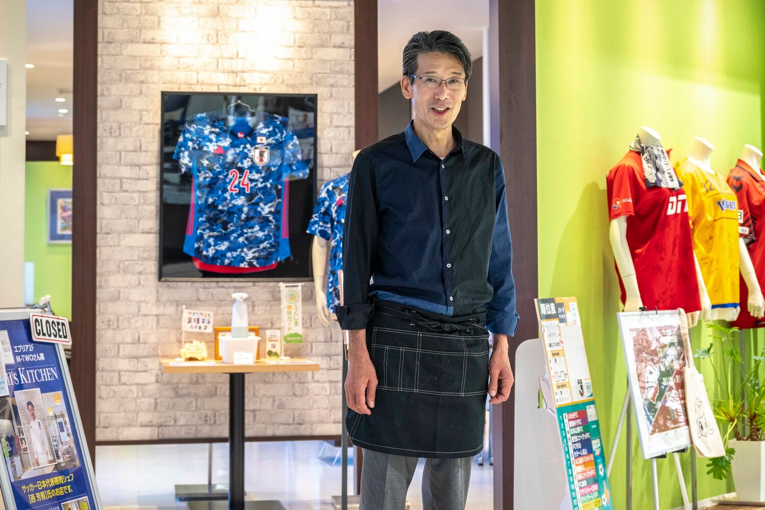 話を聞いたのは福島県いわき市にある西さんの店「NISHI’s KITCHEN」。店内は西さんが関わったさまざまなチームのユニフォームで彩られている　©Takuya Sugiyama