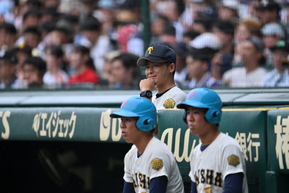 今夏の甲子園。試合を見つめる石飛監督　©Hideki Sugiyama