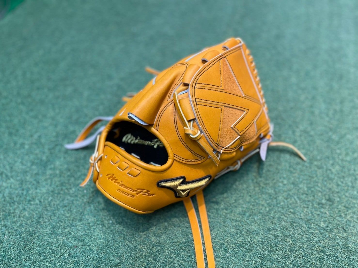 ウェブ（親指と人差し指の間の部分）が真っ平な『前田型』