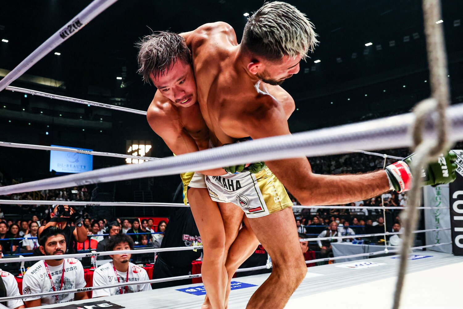 クレベルにタックルを決める金原　©RIZIN FF Susumu Nagao