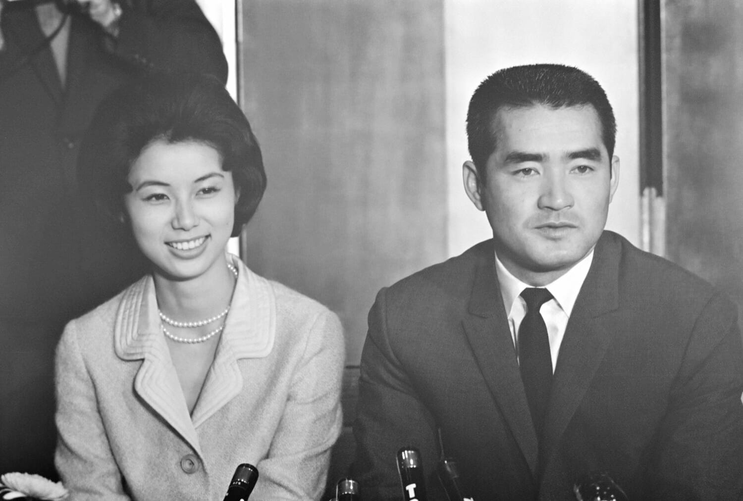 写真は1964年11月、婚約発表の記者会見をする長嶋茂雄(当時28歳)と亜希子さん ©JIJI PRESS
