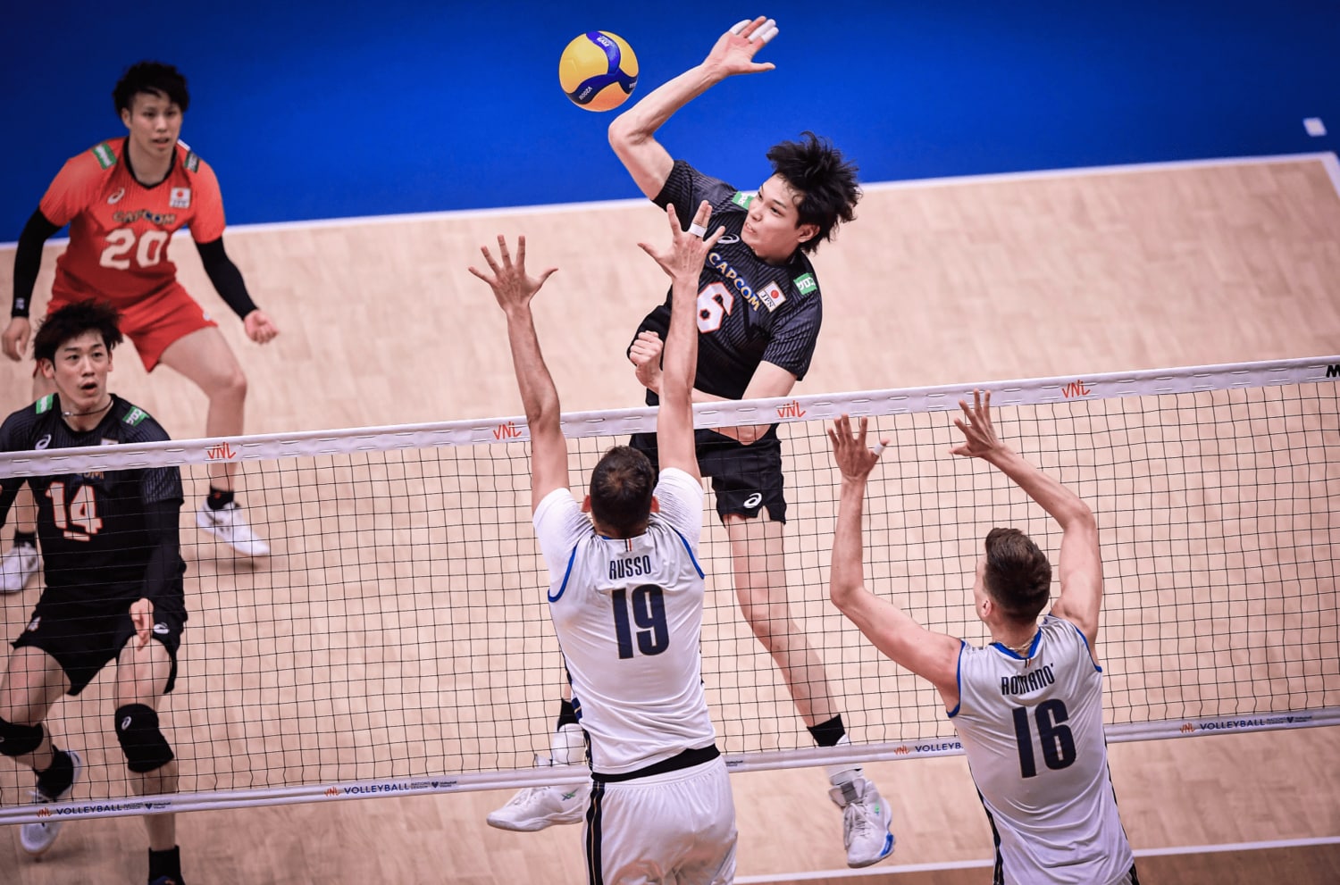 クイック攻撃を仕掛ける山内　©︎FIVB