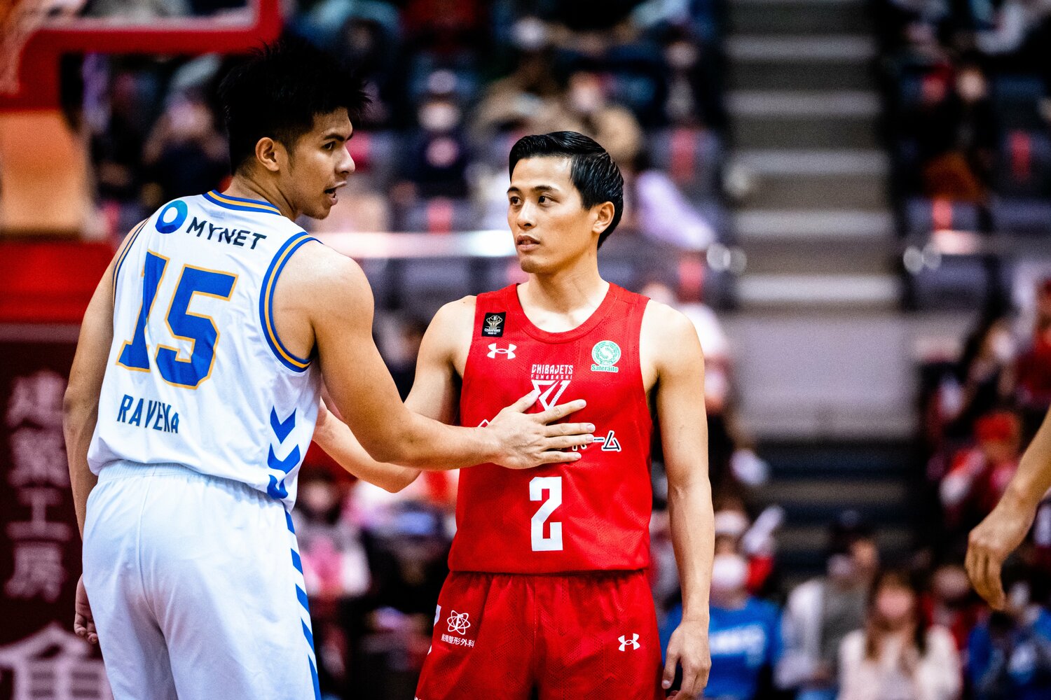 身長の低さをものともせず、技術とスピードでリーグトップレベルのプレーを続ける富樫。日本人初の1億円プレーヤーでもある