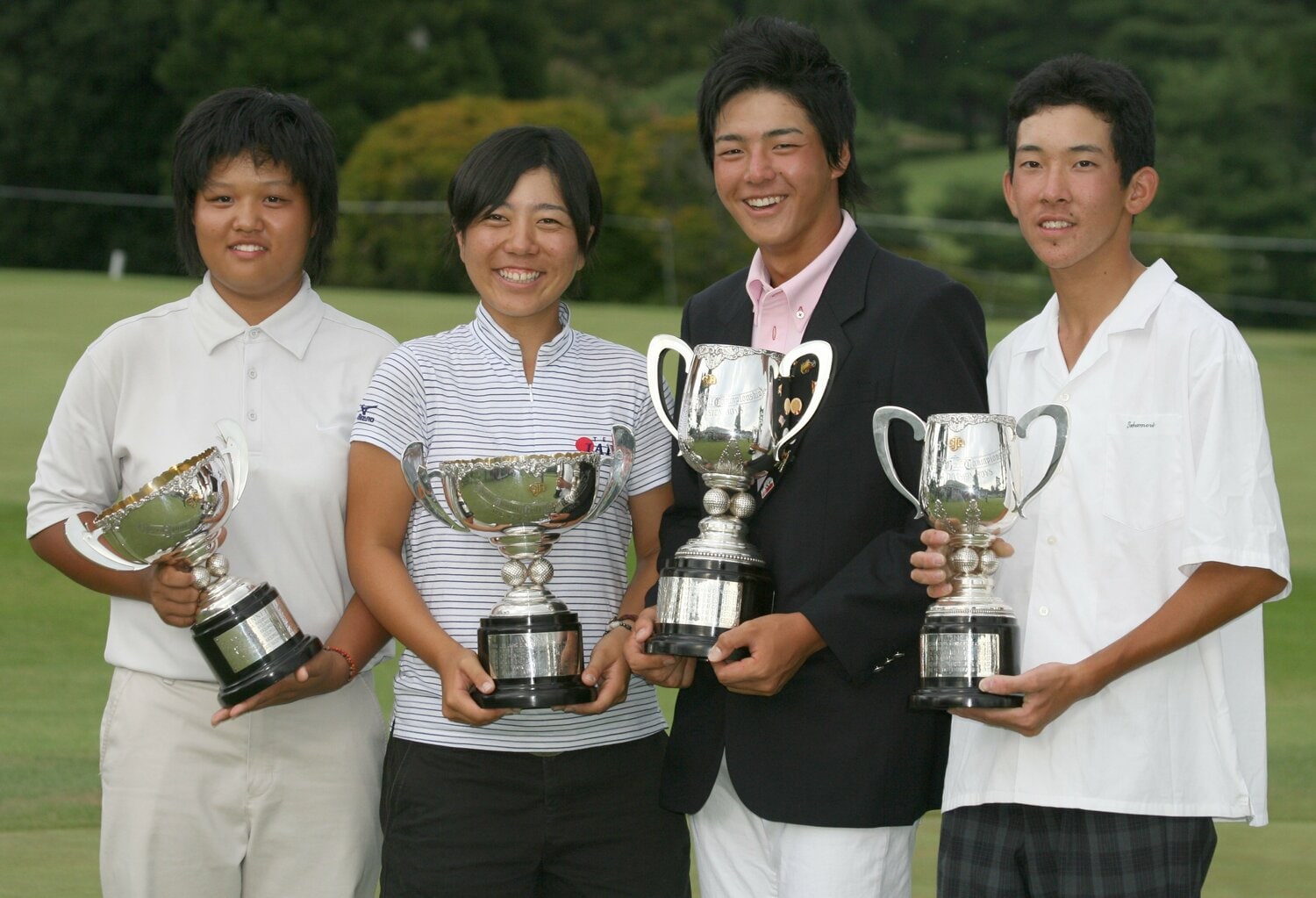 2007年の日本ジュニアゴルフ選手権で優勝カップを手にする（左から）野村敏京（12～14歳女子の部、韓国・明知中）。宮里美香（15～17歳女子の部、沖縄・興南高）、石川遼（15～17歳男子の部、東京・杉並学院高）、豊田健太郎（12～14歳男子の部、山口・高森みどり中）　©︎JIJI PRESS