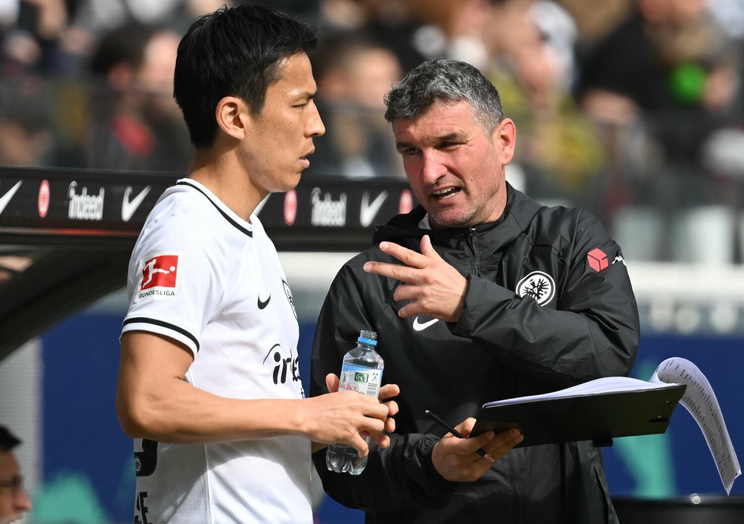 監督補佐のアンガーシュミッドから指示をうける長谷部　©JIJI PRESS