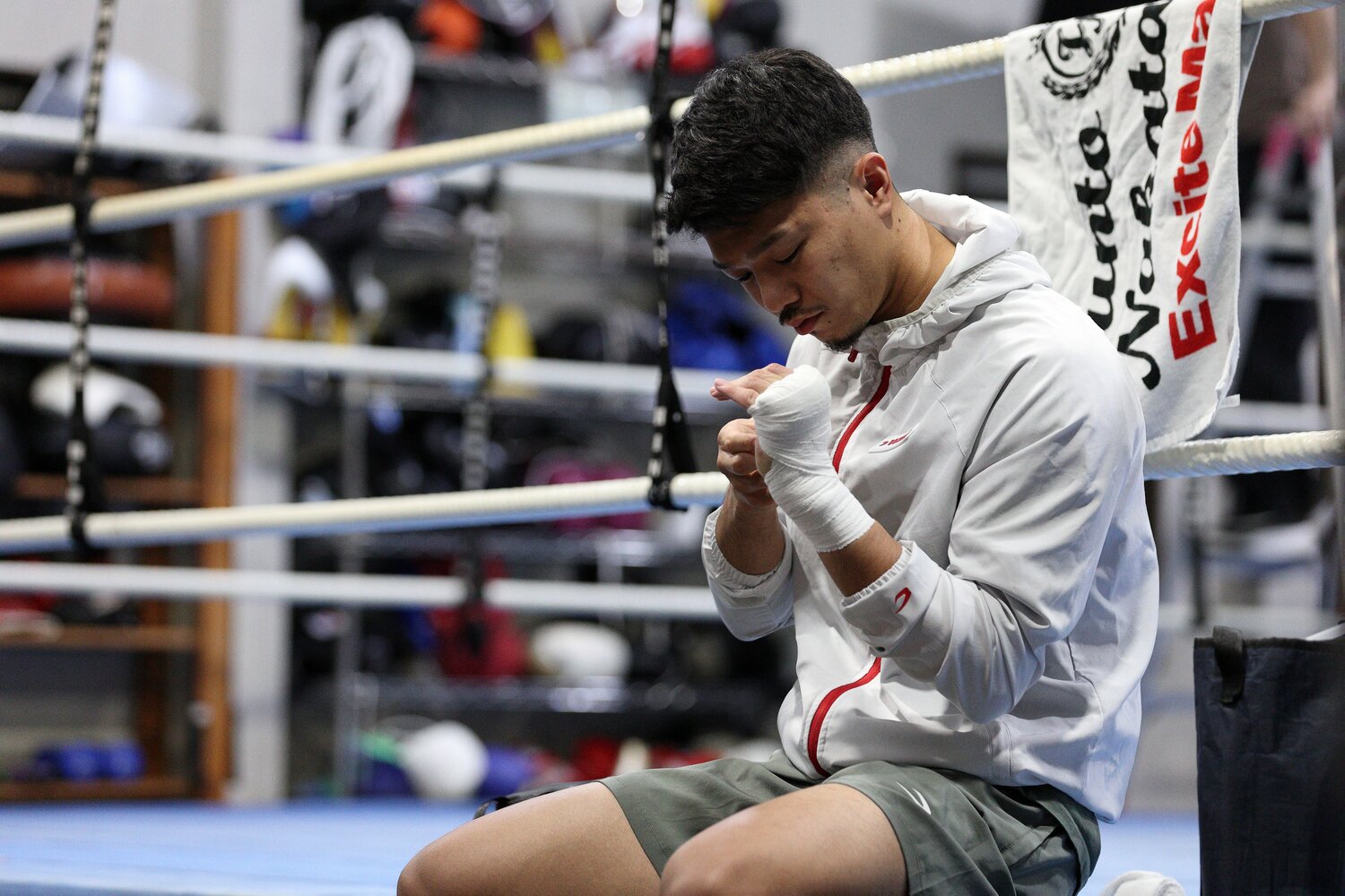 M.Tボクシングジムでトレーニングの準備をする中谷潤人　©️Shigeki Yamamoto