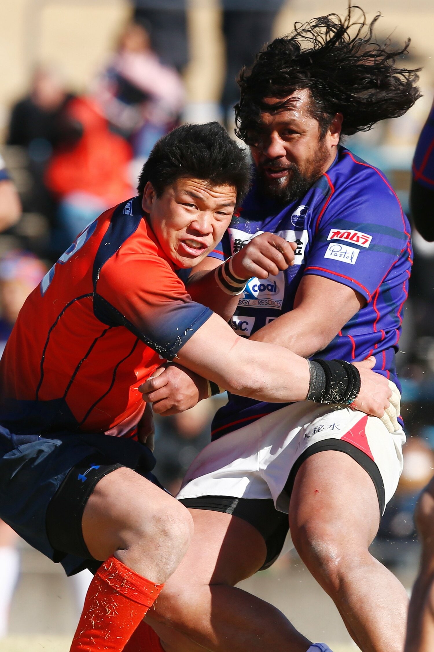 トップリーグ2014-2015入れ替え戦（vs釜石シーウェイブス）でのCTB立川理道　©︎AFLO SPORT