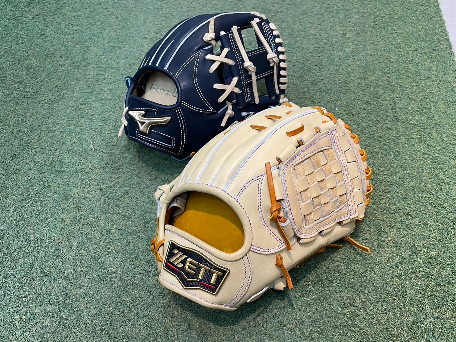 ミズノの新色「ミッドナイト」と、人気が定着したベージュ系グラブ。ただし、いずれも本体とひもの色が異なるため、高校野球の公式戦において、投手は使用不可