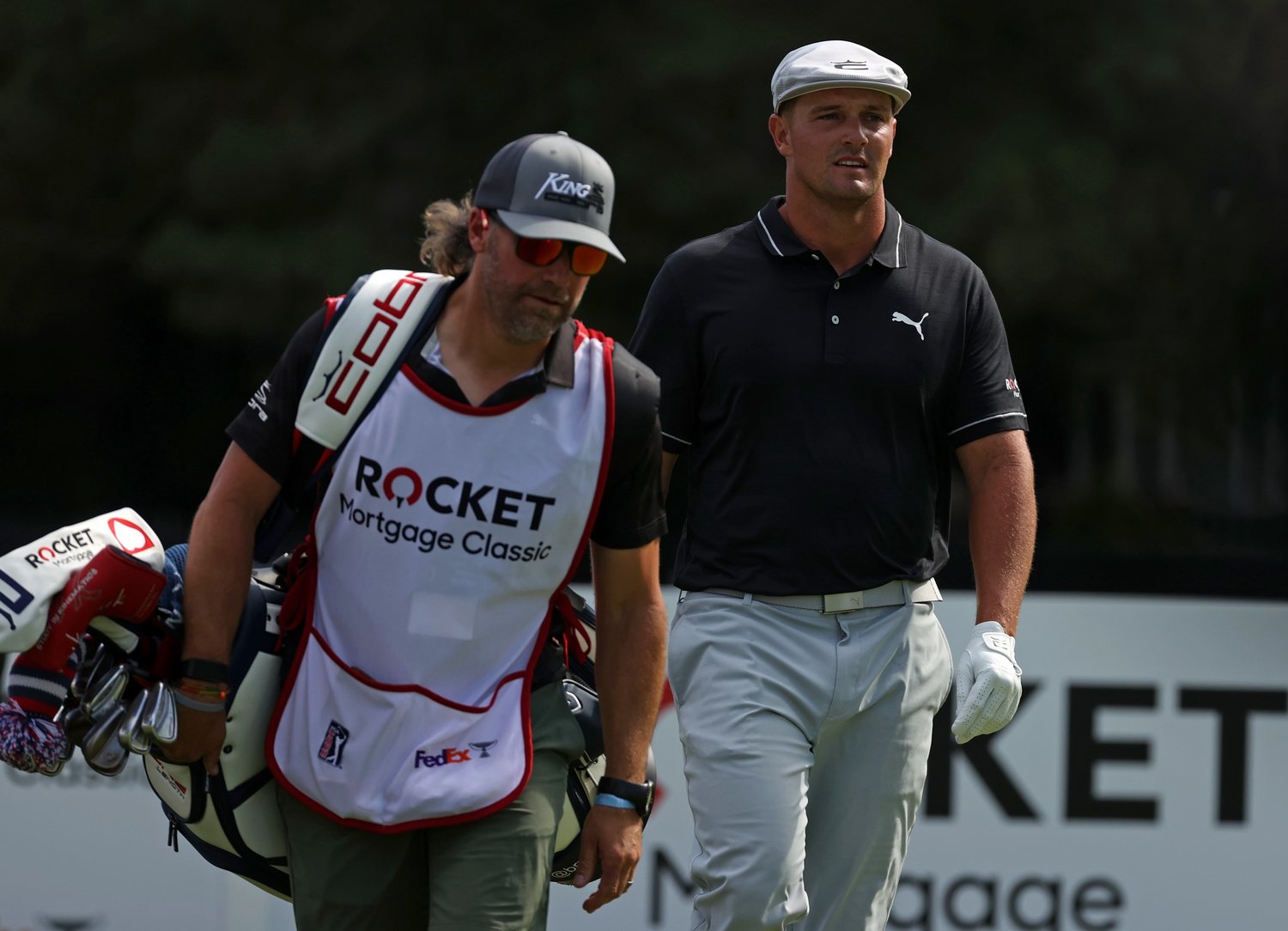 デシャンボーはメーカー担当であるベン・ショーミン（右）にキャディを依頼した（c）Getty Images