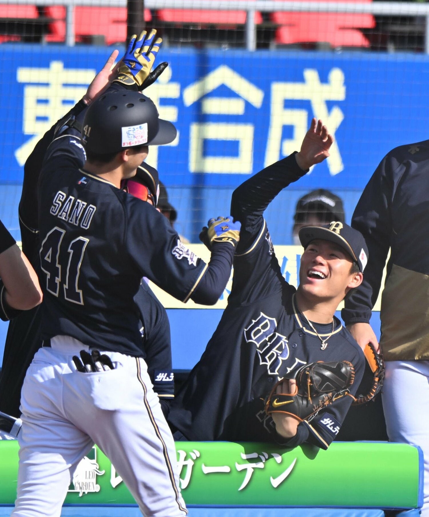 2022年4月9日のロッテ戦、逆転３ランを放った佐野を山本由伸がベンチで出迎える　©SANKEI SHIMBUN
