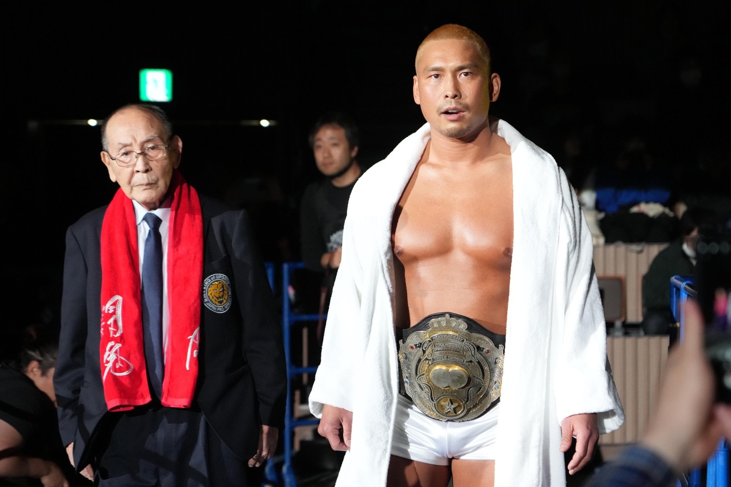 新間寿氏とともにリングに向かう三冠王者・中嶋勝彦　©Essei Hara