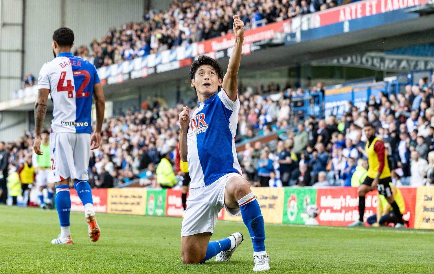 ブリストル・シティ戦で披露した「弓矢パフォーマンス」　©Getty Images