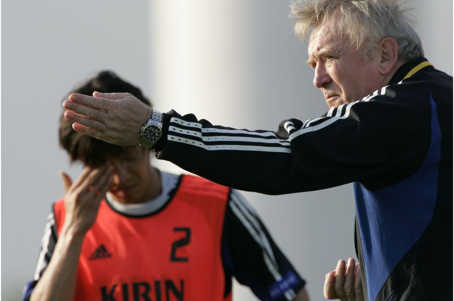 中村俊輔に指導するオシム　©TakuyaSugiyama