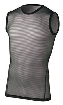 ドライレイヤーにはスポーツの種目やアスリートのレベルに合わせて、3種類がラインナップ。写真は、激しく大きな動きにも追従する「フラッドラッシュパワーメッシュ」（5184円）。その他に、ウィンター＆ウォータースポーツに適した「アクティブスキン」がある。
 