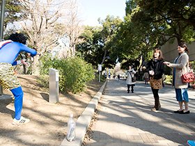 何の鬱憤がたまっていたのか、すごい勢いで豆を投げてきた美女。本当に痛かった。