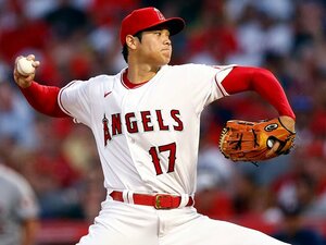 大谷翔平が開幕戦で刻んだ「MLB史上初の記録」とは? 観客は早くも「MVPコール」〈黒星も4回途中9奪三振、降板後DHで大飛球〉
