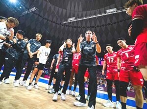 ロラン・ティリ監督の意図を選手たちに伝える郷倉マリーン通訳（中央左）