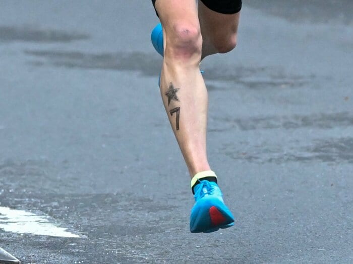 箱根駅伝で圧勝の青学大…選手に描かれた「★7」の意味は？ “当日変更→復路給水”の4年生が語った“亡き親友との絆”「面白いヤツで、魅力的で…」＜Number Web＞ photograph by Nanae Suzuki