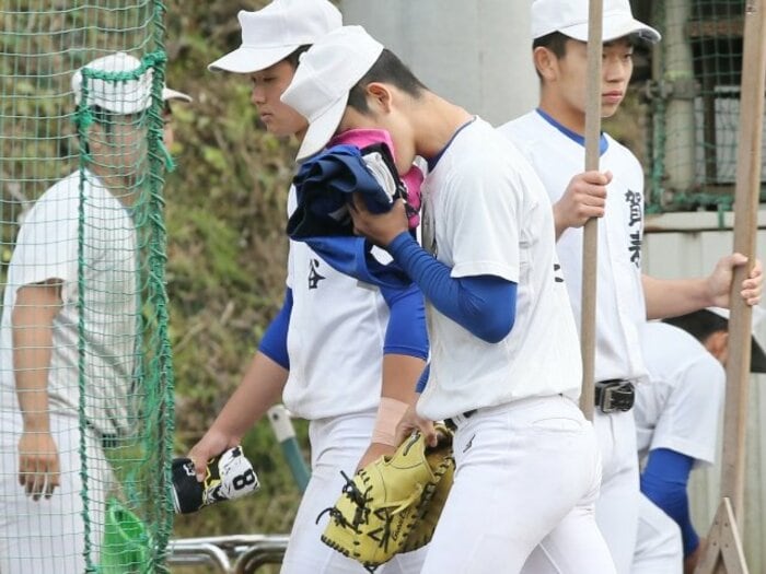 高校野球“あのメンバー漏れで補欠選手が号泣シーン”は必要? ある監督の本音「ドラマチックに伝えられますが…」現場が悩む“ナゾの20人問題”<Number Web> photograph by JIJI PRESS