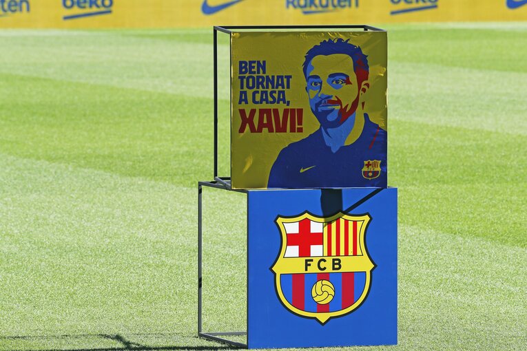 シャビ新監督41歳は暗黒バルサを救えるか 《メッシとの黄金連係・涙を撮ったカメラマン》が就任会見・初采配に見た“希望”とは(2)