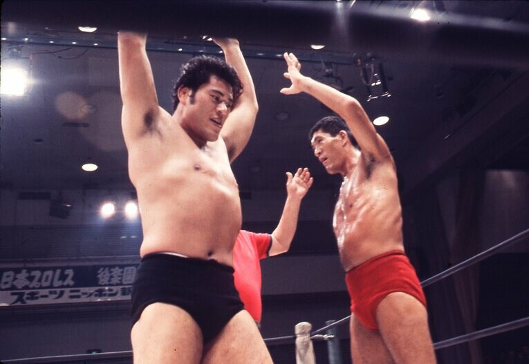 絶大な人気を博した“BI砲”ジャイアント馬場とアントニオ猪木　©AFLO