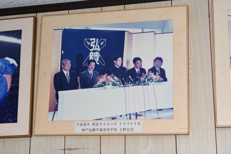 神戸弘陵の監督室にはこれまでプロに巣立った選手の写真が飾られていた　©Kota Inoue