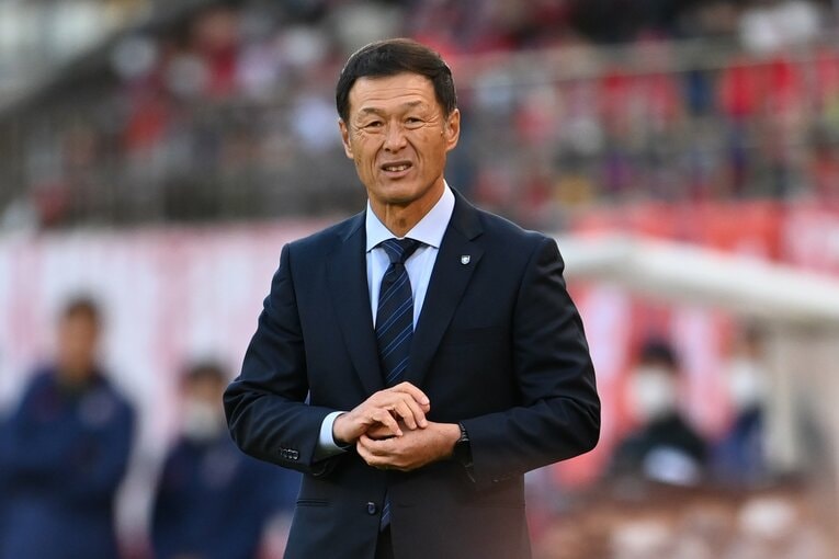 苦しげな表情を浮かべる松田浩監督