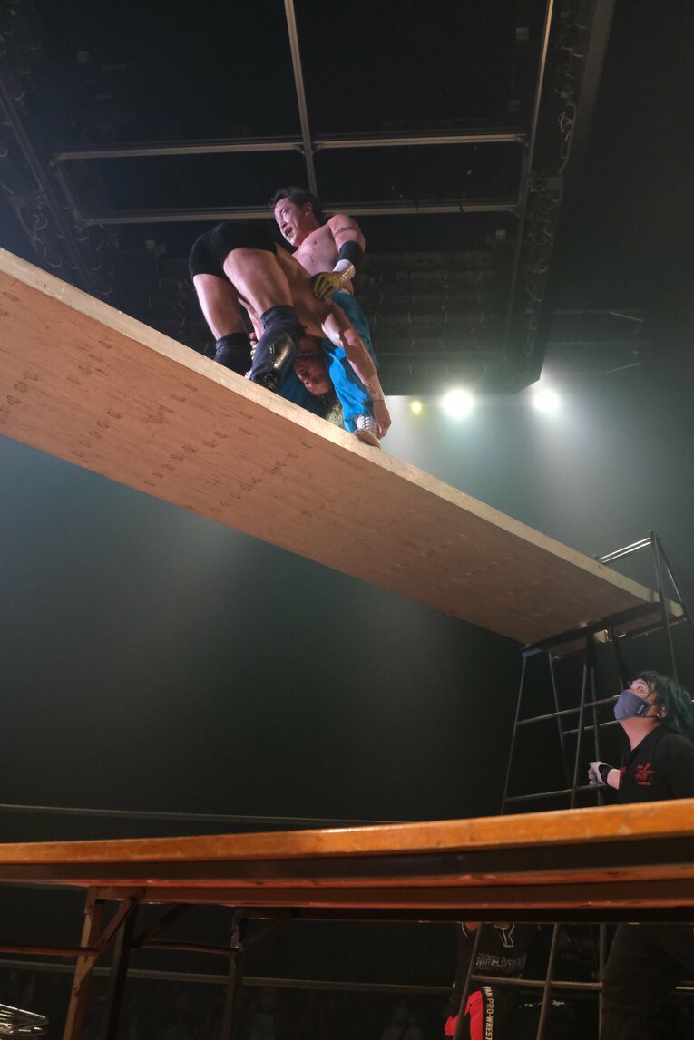 カリスマ葛西純「世の中は無駄な血を一滴も流すな」 頬を串刺し、人間ダーツ…それでもデスマッチが“ただの残虐ショー”ではない理由(55)