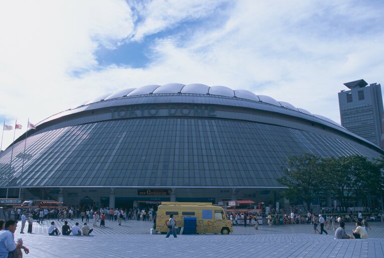 新装当時の東京ドーム　©BUNGEISHUNJU